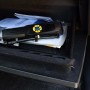Gonfiatore per pneumatici Michelin nel vano portaoggetti per riparazione e manutenzione auto.