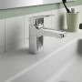 Miscelatore lavabo Ideal Standard Ceraplan cromato H75 su lavabo bianco.