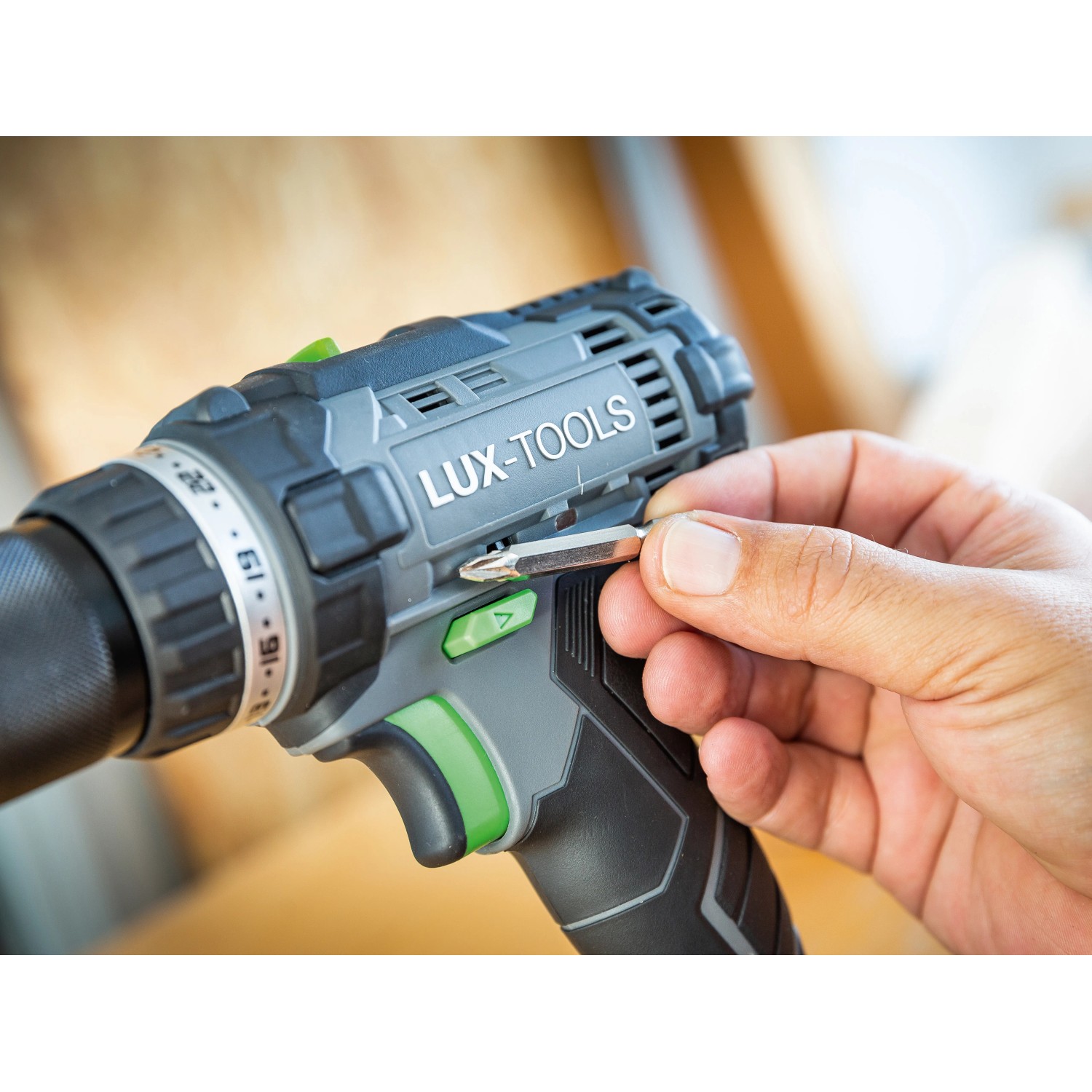 Dettaglio dell'avvitatore a batteria LUX A-BS-20 con inserto. Trapano a batteria per il fai da te.