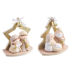 Due set di presepi con Sacra Famiglia, stella e albero di Natale come decorazione.