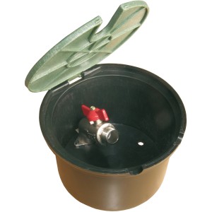 Pozzetto con coperchio aperto e valvola per irrigazione interrata.