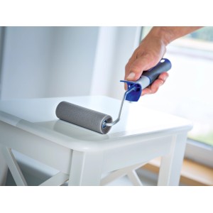 Rullo di schiuma LUX (11 cm, grigio) mentre vernicia una superficie liscia.