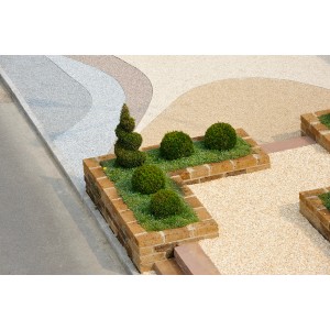 Dettaglio di bordure/cordoli in muratura t.b.t. con piante in un giardino.