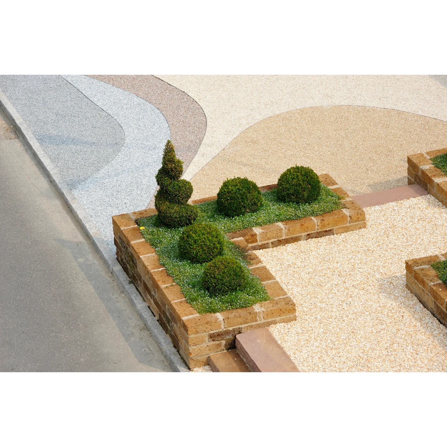 Dettaglio di bordure/cordoli in muratura t.b.t. con piante in un giardino.