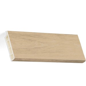 Battiscopa chiaro effetto legno, vista dettagliata.