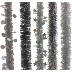 Diverse ghirlande natalizie argentate e nere con stelle e cerchi.