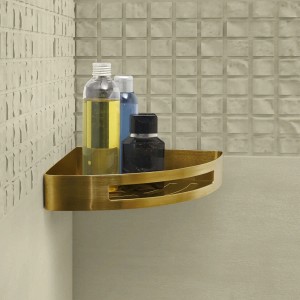 Mensola angolare in ottone con prodotti per la cura personale, accessori da parete.