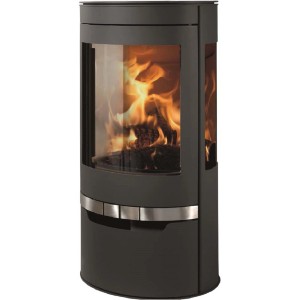 Stufa a legna nera con fuoco e vetro. Categoria: Stufe a legna.
