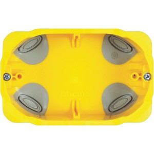 Scatola per cartongesso t.b.t. gialla con quattro ingressi cavi grigi.