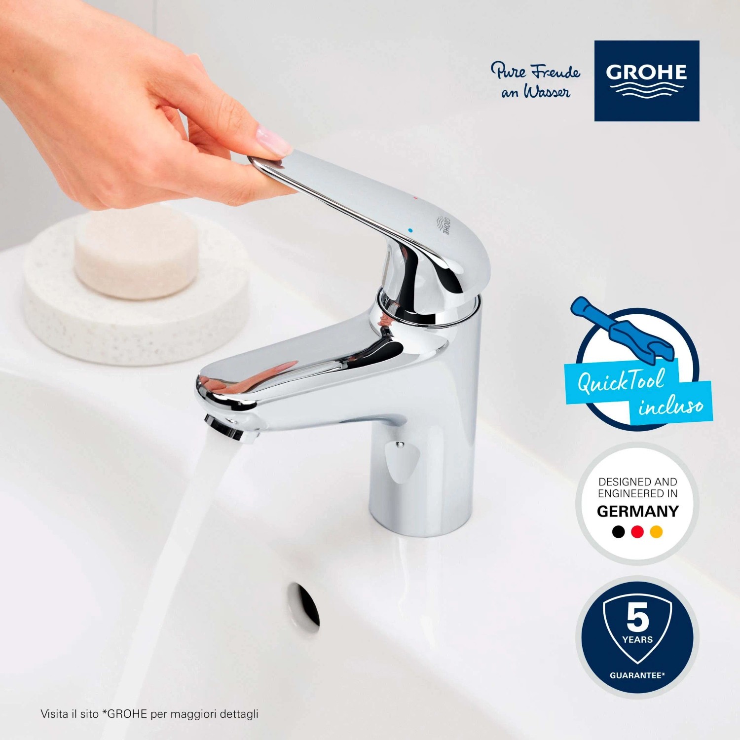 Miscelatore monocomando t.b.t. lucido in lavabo con acqua corrente.