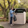 Box contenitore Keter Store It Out Ultra, beige/marrone, con sacco della spazzatura e coperchio aperto.