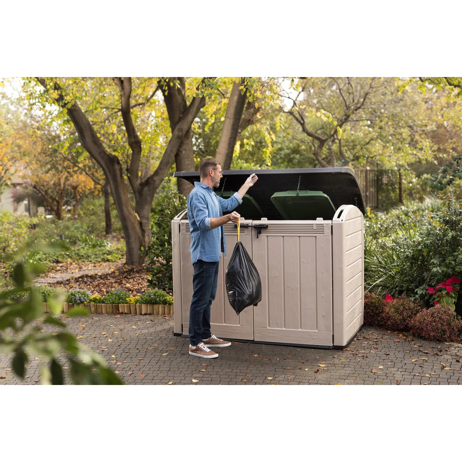 Box contenitore Keter Store It Out Ultra, beige/marrone, con sacco della spazzatura e coperchio aperto.