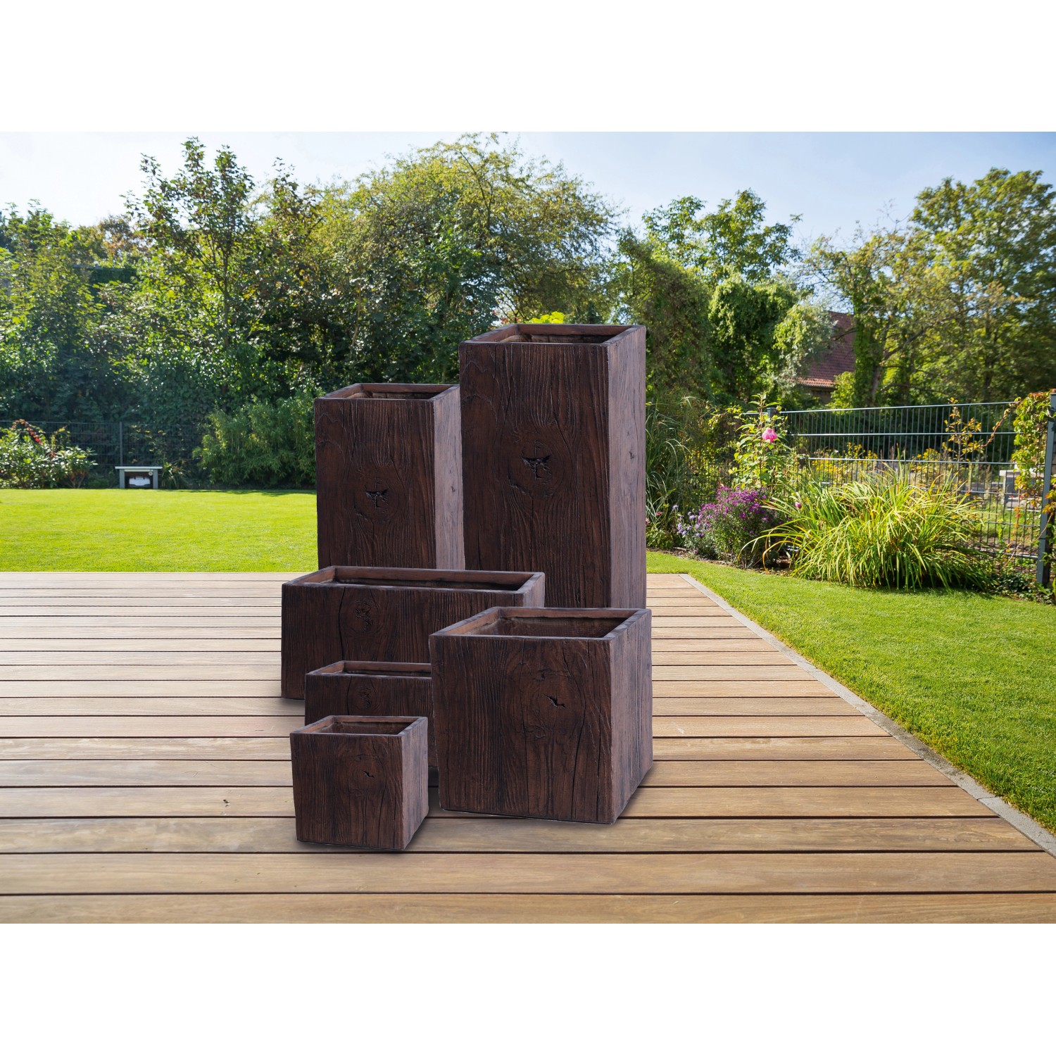 Diversi vasi da fiori marroni in Fiberclay con struttura in legno per giardino o terrazza.