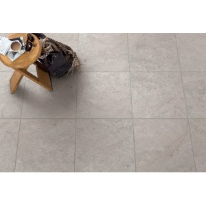 Piastrelle per pavimenti chiare posate, con decorazioni su un tavolino. Ideale per spazi abitativi.