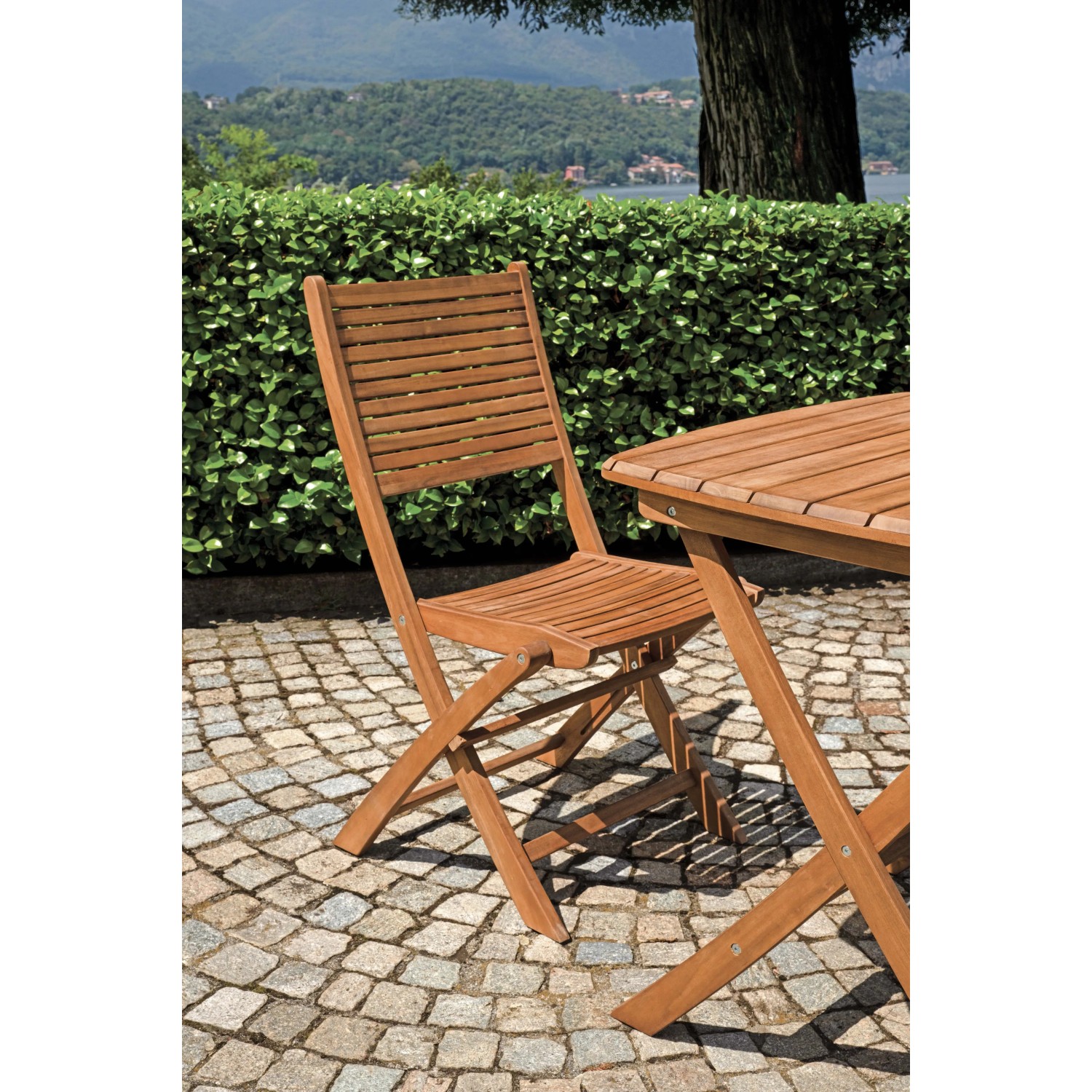 Set di mobili da giardino in legno: sedia pieghevole e tavolo per terrazza e giardino.