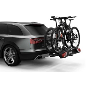 Portabici su auto con due biciclette. Vista posteriore dell'auto con portabici montato.