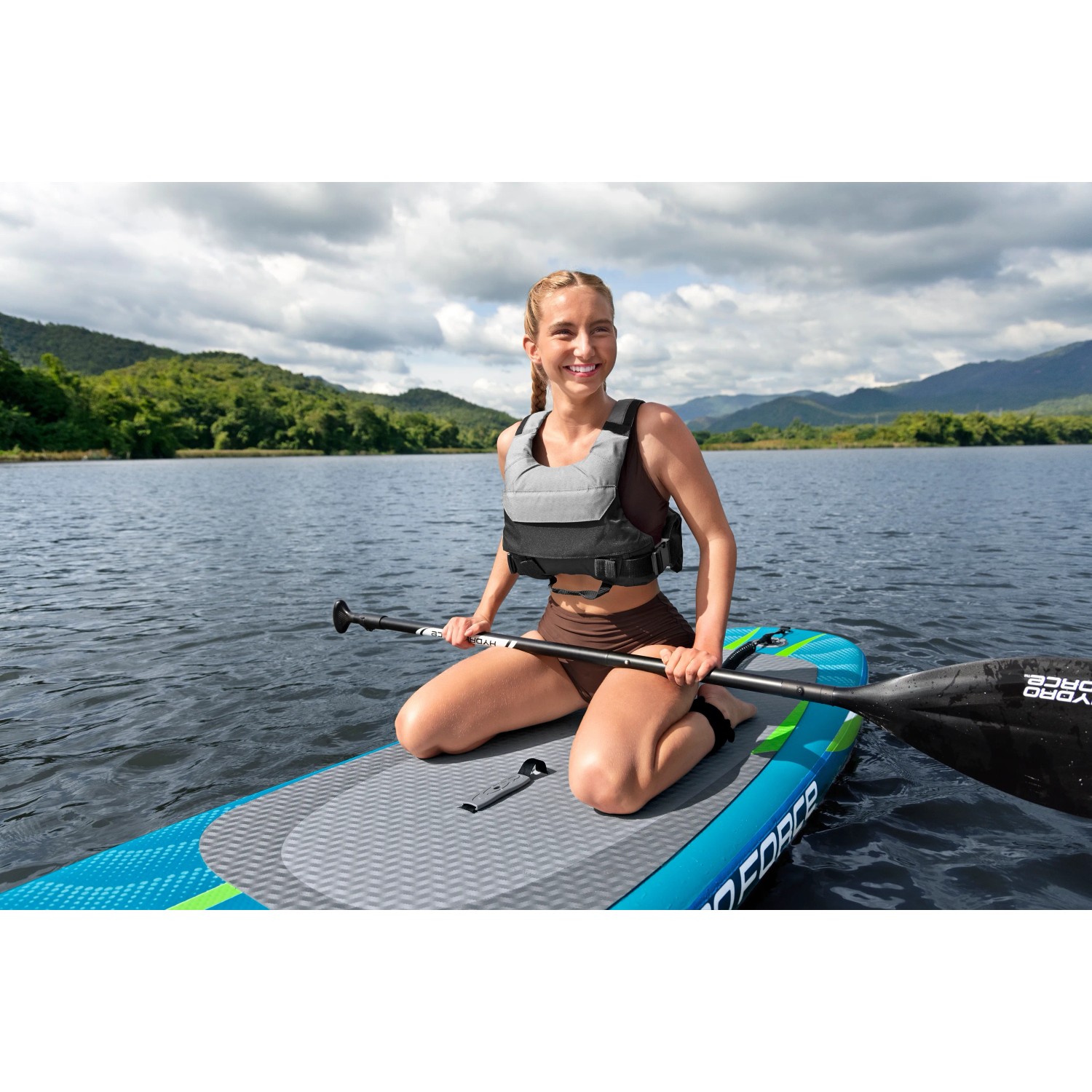 Set Bestway SUP Board Aqua Journey con pagaia, pompa e zaino. Donna sulla tavola sull'acqua.