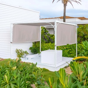 Elegante gazebo con pannelli laterali beige e struttura bianca in giardino.