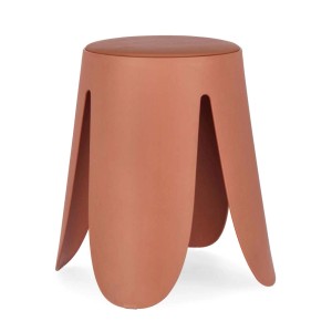 Sgabello/poggiapiedi moderno color terracotta dal design insolito.