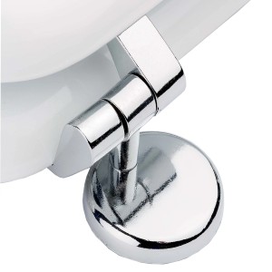 Dettaglio del fissaggio cromato di un sedile WC bianco.