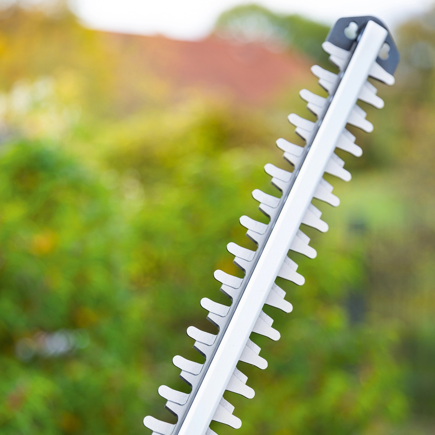 Primo piano della lama di un tagliasiepi a batteria LUX A-HS-20/52.