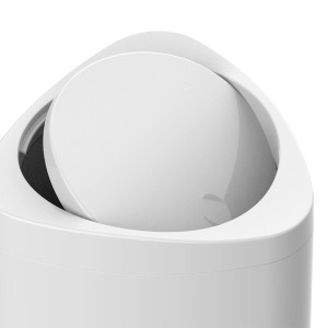 Cestino da bagno bianco con coperchio basculante, dettaglio.