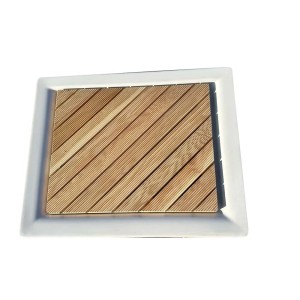 Piatto doccia quadrato con inserto in legno come accessorio doccia.