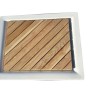 Piatto doccia quadrato con inserto in legno come accessorio doccia.