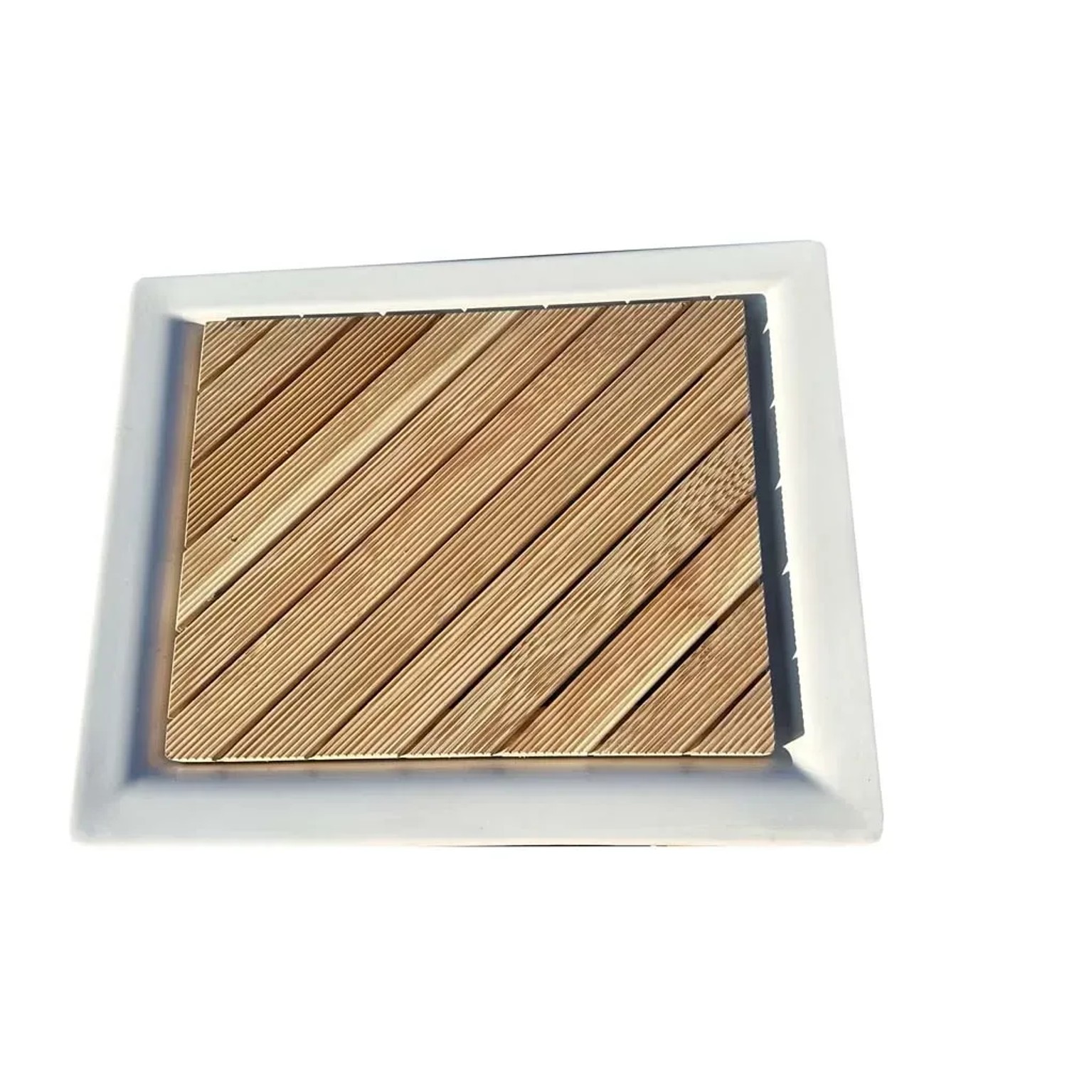 Piatto doccia quadrato con inserto in legno come accessorio doccia.