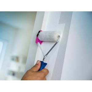 LUX Rullo per bordi a parete 10 cm in uso: mano guida il rullo lungo una parete bianca.