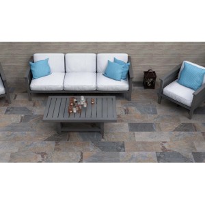 Patio con pavimentazione per esterni t.b.t. effetto pietra e mobili da giardino.