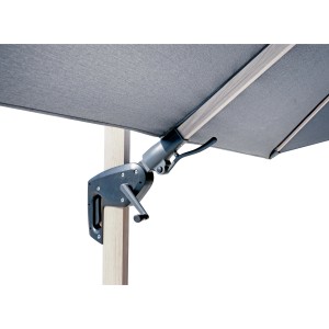 Dettaglio di un ombrellone a braccio grigio con meccanismo a manovella per una facile operazione.