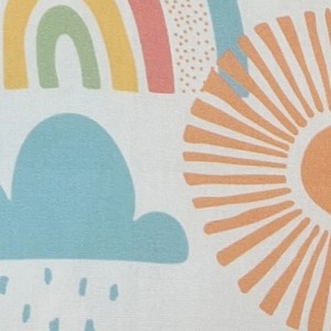 t.b.t. Copricuscino con motivo arcobaleno, sole e nuvole.