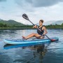 Donna rema su tavola SUP Allround Bestway Oceana blu con sedile su un lago.
