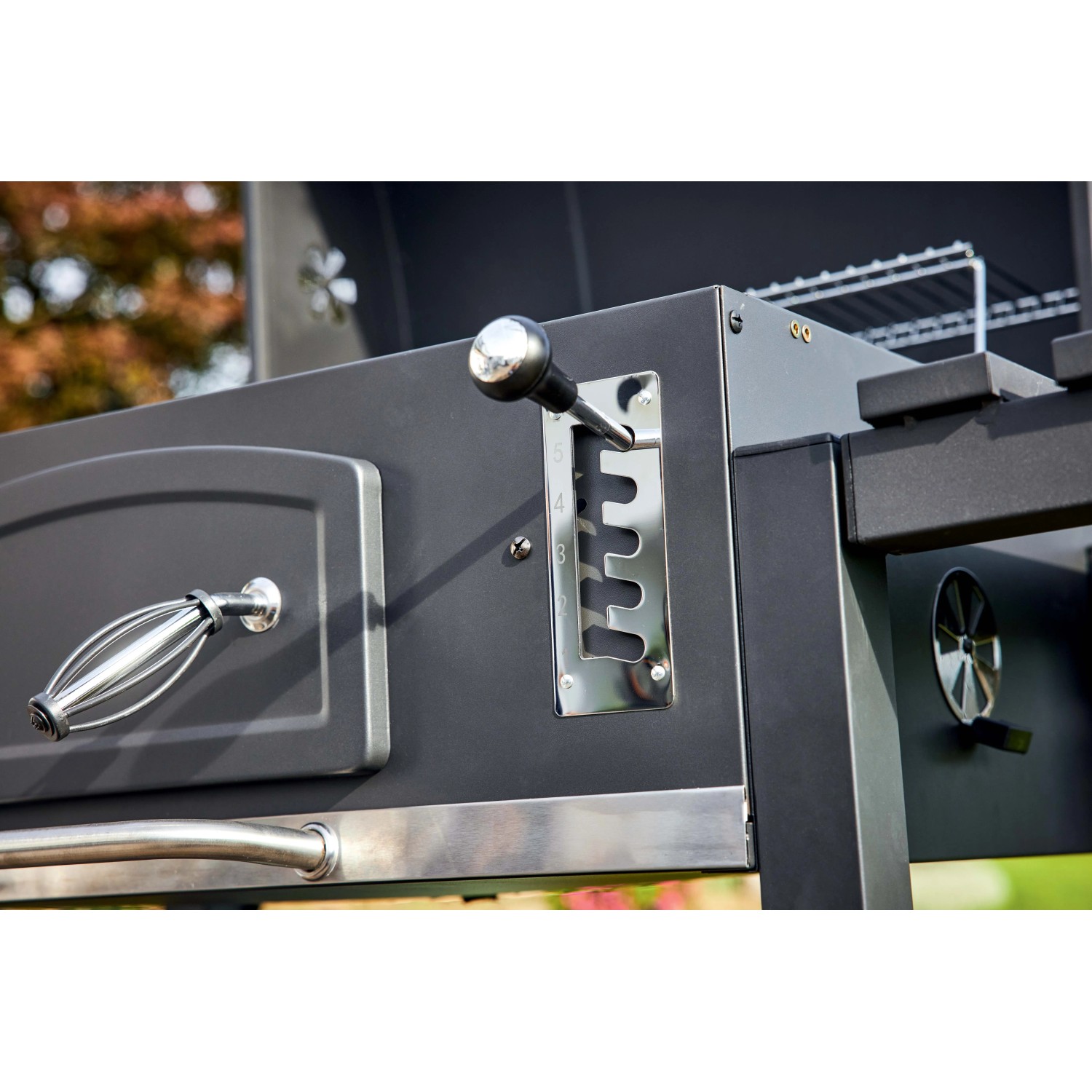 Dettaglio di un barbecue a carbonella t.b.t. con controllo della temperatura.