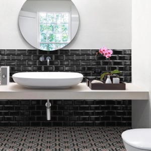 Bagno con piastrelle nere in stile metro come rivestimento e lavabo moderno.