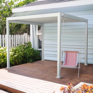 Gazebo t.b.t. moderno e luminoso con sedia da spiaggia su terrazza in legno.