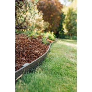 Recinzione da giardino t.b.t. come bordura tra prato e aiuola.