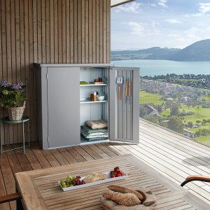 Casetta da giardino Biohort Romeo L, grigio quarzo, con porta aperta e scaffali su una terrazza.