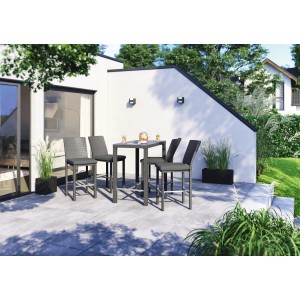 Tavolo da giardino quadrato grigio (60x60 cm) con quattro sgabelli da bar su un patio.