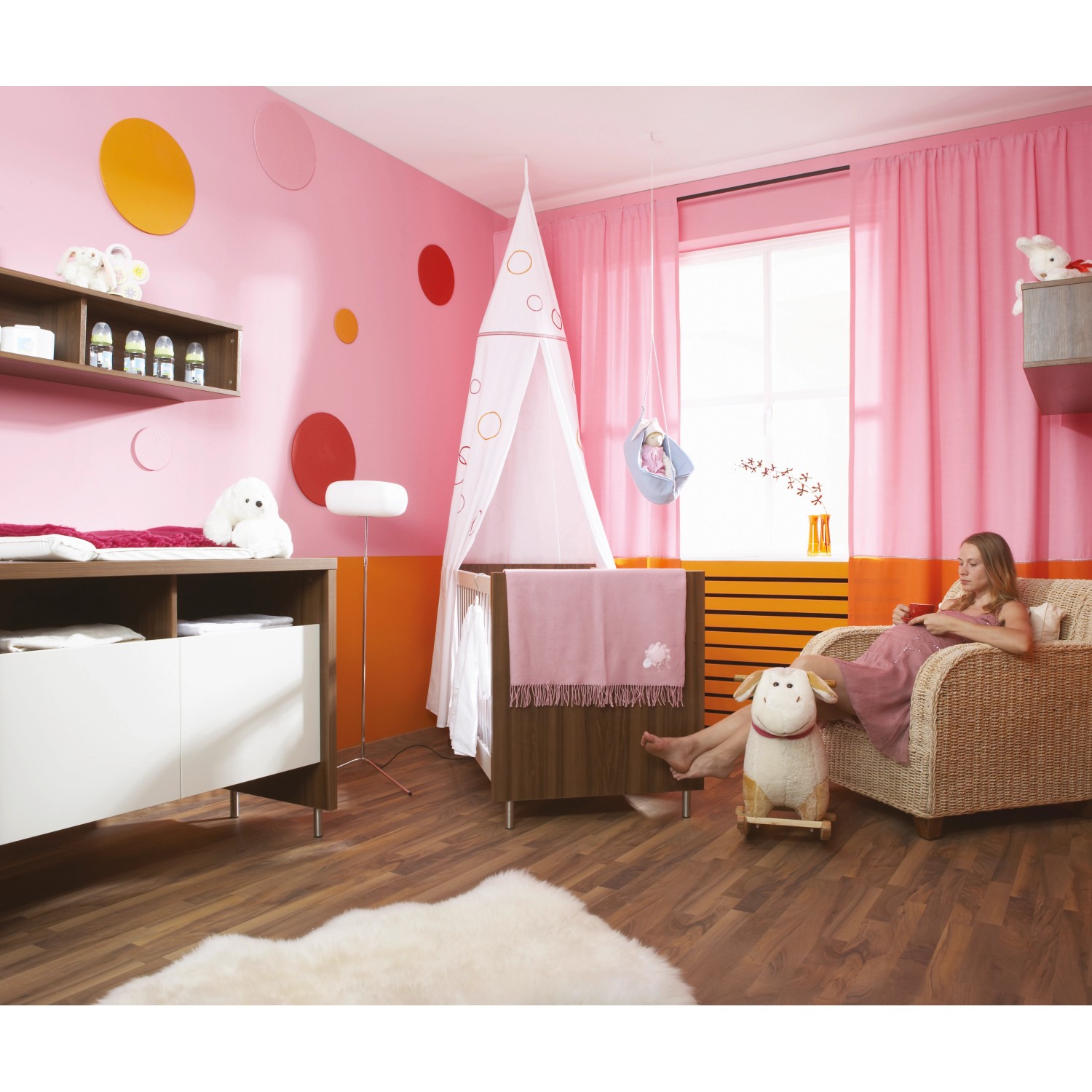 Pavimento in laminato Comfort Noce Naturale Opaco Scuro installato in una cameretta rosa.