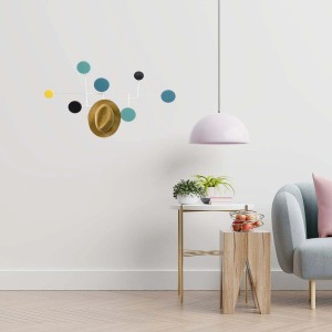 Appendiabiti da parete moderno t.b.t. con sfere di legno colorate e cappello.