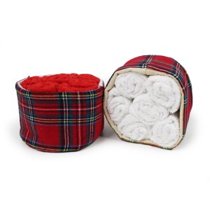 Asciugamani t.b.t., rossi e bianchi, in cesti a motivo tartan.