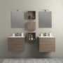 Set di mobili da bagno moderni con due lavabi, specchi e ripiani effetto legno.