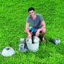 Sfere filtranti Flowclear Polysphere in filtro a sabbia per piscina, con uomo sul prato.