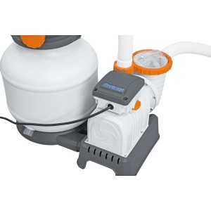 Sistema di filtro a sabbia per piscine, composto da serbatoio filtro e pompa.