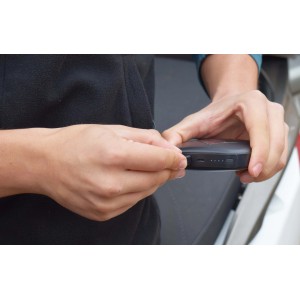 Mani che collegano un dispositivo t.b.t., accessorio per abbigliamento da lavoro.