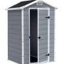 Casetta da giardino Keter Manor 4x3 grigio-bianca con porta aperta. Rimessa in plastica per attrezzi da giardino.