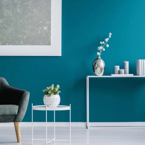 Soggiorno con pareti color petrolio realizzate con pittura decorativa t.b.t.