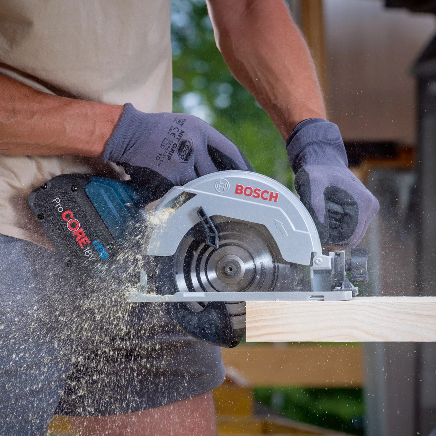 La sega circolare a batteria Bosch Professional GKS 18 V-57 G in azione mentre taglia il legno.